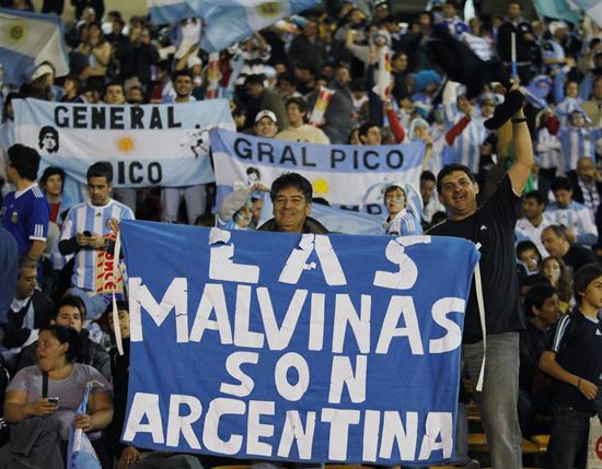 Un simpatizante de la selección de Argentina de fútbol muestra una bandera. Foto: EFE