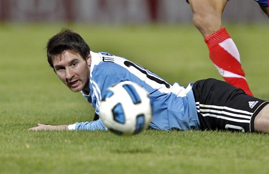 Lionel Messi domina el balón ante Costa Rica. Foto: EFE