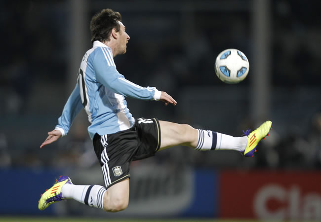 Leo Messi controla en la balón ante Costa Rica. Foto: EFE
