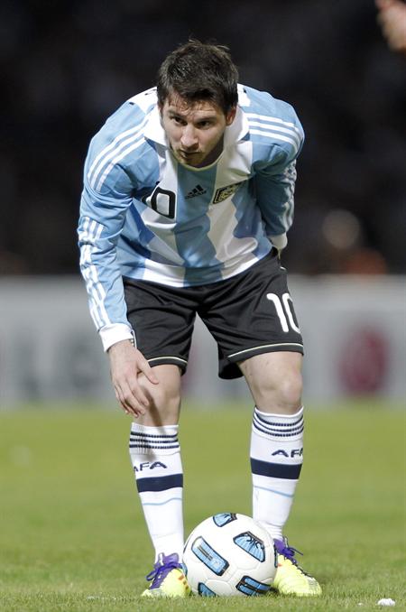 Lionel Messi acomoda el balón ante Costa Rica. Foto: EFE