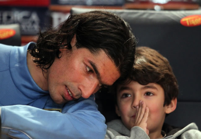 El jugador de la selección de Uruguay Sebastián Abreu (izq) brinda una conferencia de prensa, junto a su hijo Diego. Foto: EFE
