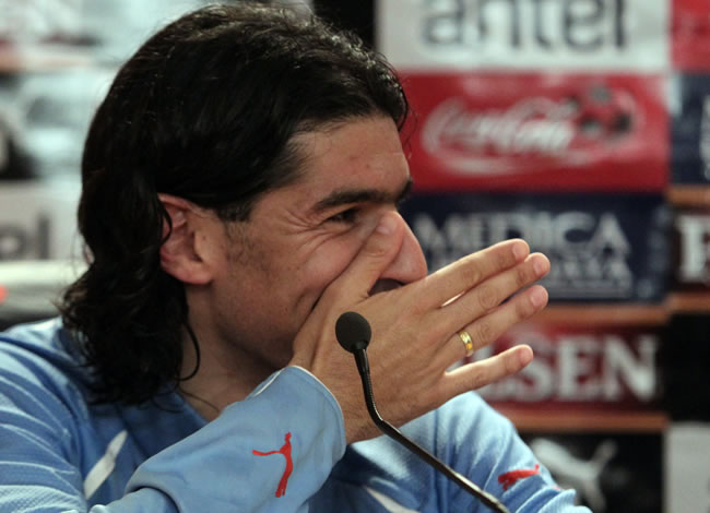 El jugador de la selección de Uruguay Sebastián Abreu bromea en la conferencia de prensa. Foto: EFE
