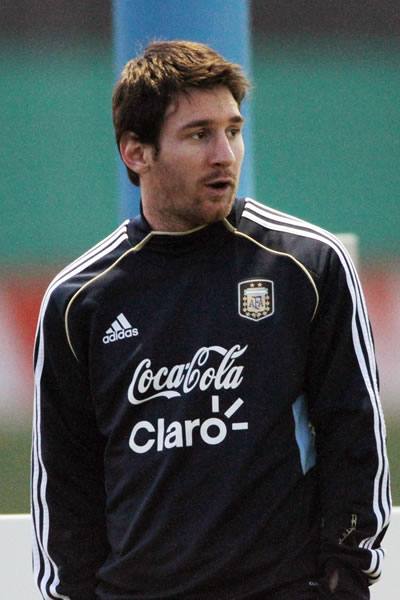 Leo Messi entrena con la Albiceleste y espera a Uruguay. Foto: EFE