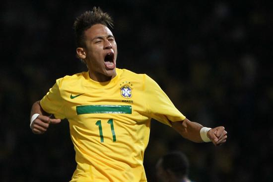 El jugador de la selección de Brasil Neymar festeja su gol a Ecuador. Foto: EFE