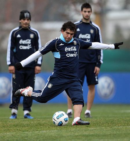 El jugador de la selección de Argentina de fútbol Carlos Tévez patea el balón. Foto: EFE