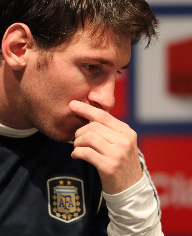 El jugador de la selección de Argentina de fútbol Leo Messi brinda una conferencia de prensa. Foto: EFE