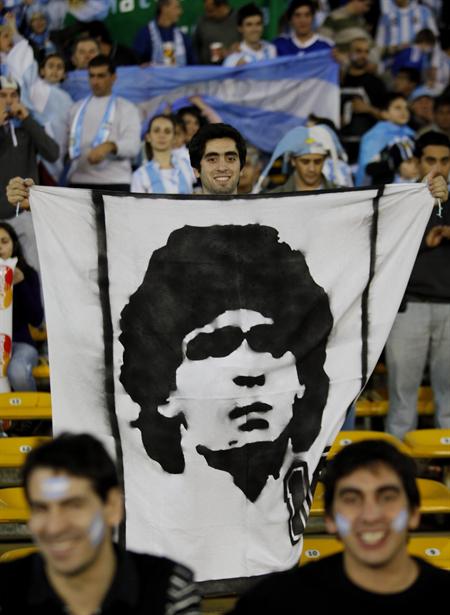 Pancarta que los hinchas argentinos llevaron a Córdoba ante Costa Rica. Foto: EFE