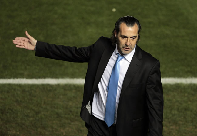 El entrenador de la selección de Argentina Sergio Batista da indicaciones ante Uruguay. Foto: EFE