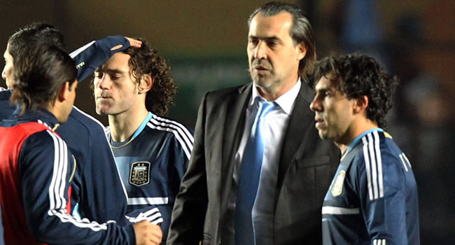 Sergio Batista y sus jugadores de la selección argentina se lamentan del resultado ante Uruguay. Foto: EFE