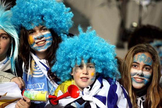 Seguidores de Uruguay esperan el inico del partido. Foto: EFE