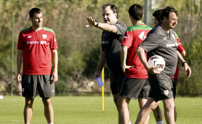 El técnico del Athletic Club, el argentino Marcelo Bielsa (2i), da instrucciones a sus jugadores. Foto: EFE