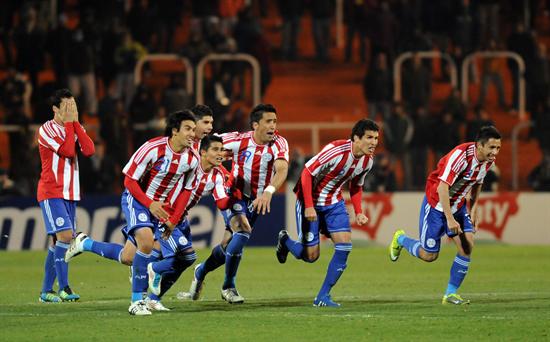 Los jugadores de la selección de fútbol de Paraguay festejan el triunfo por 5-3 en la serie de penales ante Venezuela. Foto: EFE