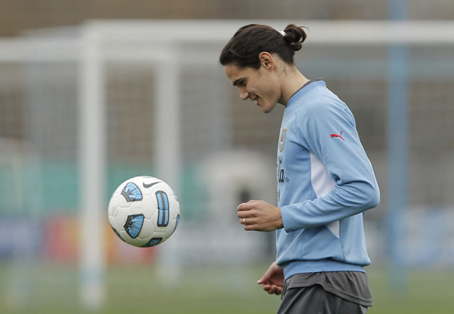 El delantero uruguayo Edinson Cavani participa durante un entrenamiento. Foto: EFE