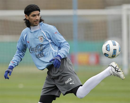 Sebastián Abreu participa durante un entrenamiento de la selección de Uruguay. Foto: EFE