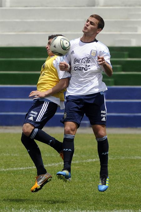 Los jugadores de la selección argentina de fútbol Sub 20 Juan Iturbe (i) y Leandro González Pirez. Foto: EFE