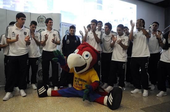 La selección argentina de fútbol Sub 20 posa junto a "Bambuco", la mascota del Mundial. Foto: EFE