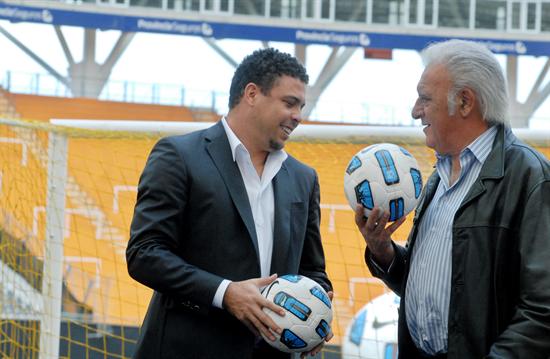 Alfio Basile junto a Ronaldo en la presentación de la Copa América 2011. Foto: EFE