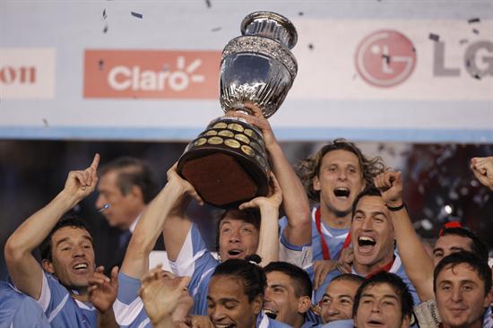 Los jugadores de la selección de fútbol de Uruguay celebran con la copa. Foto: EFE