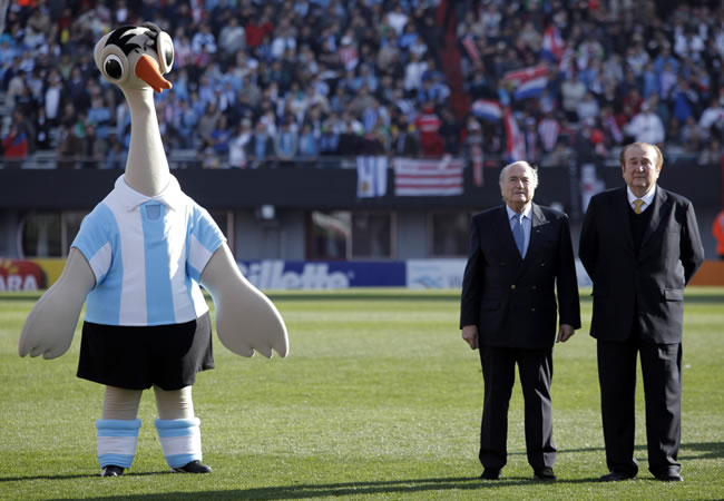 El presidente de la FIFA Joseph Blatter y el de la Conmebol Nicolás Leoz (der), junto a la mascota, en la final de la Copa América 2011. Foto: EFE
