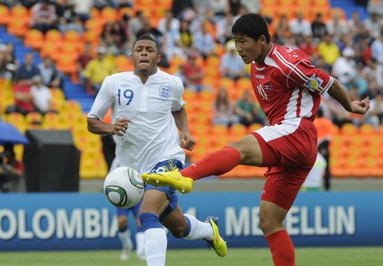 El jugador norcoreano Jong Il Gwan (i) patea el balón ante la marca del británico Reece Wabara. Foto: EFE