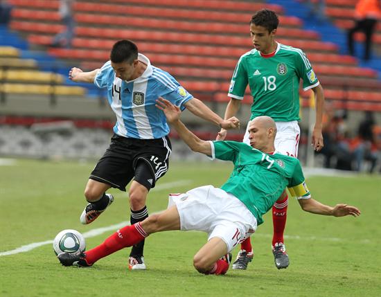 El jugador argentino Adrián Martinez (i) disputa el balón con los mexicanos Jorge Enriquez (d) y Diego Reyes. Foto: EFE