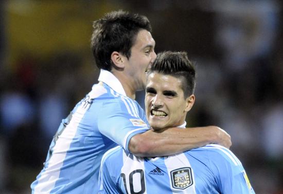 El jugador argentino Erik Lamela (d) celebra un gol con su compañero Facundo Ferreyra (i) ante México. Foto: EFE