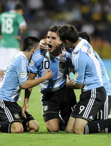 El jugador argentino Erik Lamela (c) celebra un gol con sus compañeros ante México. Foto: EFE