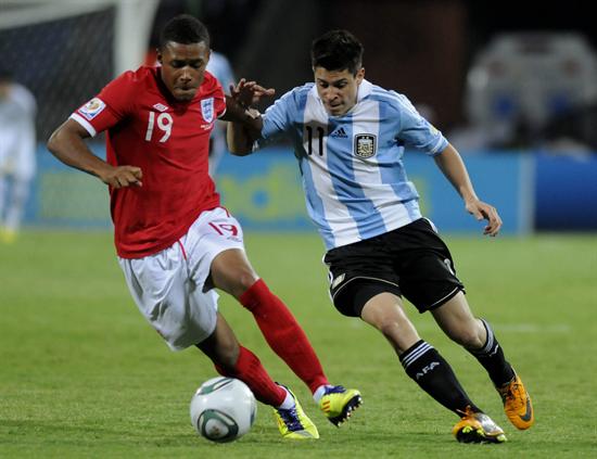 El jugador de la selección de Argentina Juan Iturbe (d) disputa un balón con Reece Wabara (i) de Inglaterra. Foto: EFE