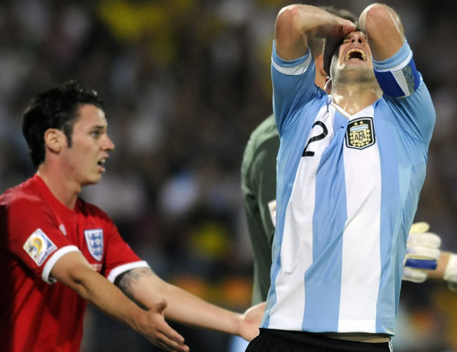 El jugador de la selección de Argentina Germán Pezzella (d) se lamenta tras desperdiciar una opción de gol ante Inglaterra. Foto: EFE