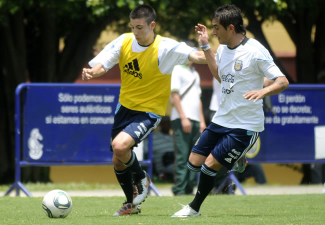 Los jugadores de la selección sub 20 de Argentina Adrián Martínez (i) y Roberto Pereyra. Foto: EFE