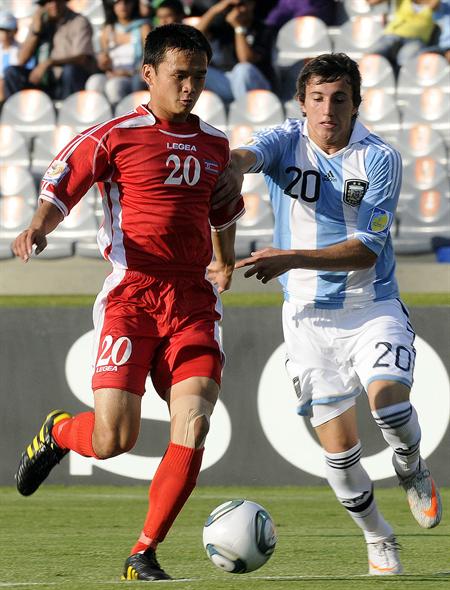 El jugador argentino Carlos Luque (d) disputa el balón con el norcoreano Il Nam Kang. Foto: EFE