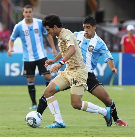 El jugador argentino Matias Laba (d) marca al egipcio Mohamed Ibrahim. Foto: EFE
