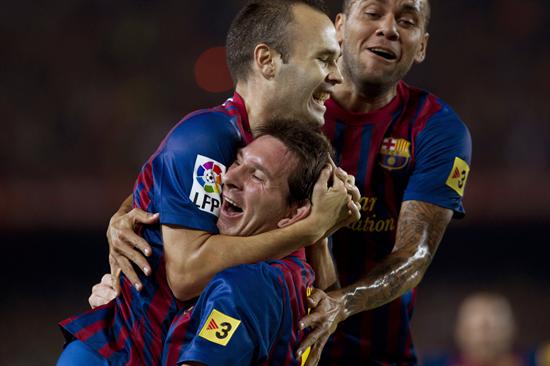 El jugador del FC Barcelona Andrés Iniesta (i) es felicitado por el argentino Leo Messi (c) y el brasileño Dani Alves. Foto: EFE
