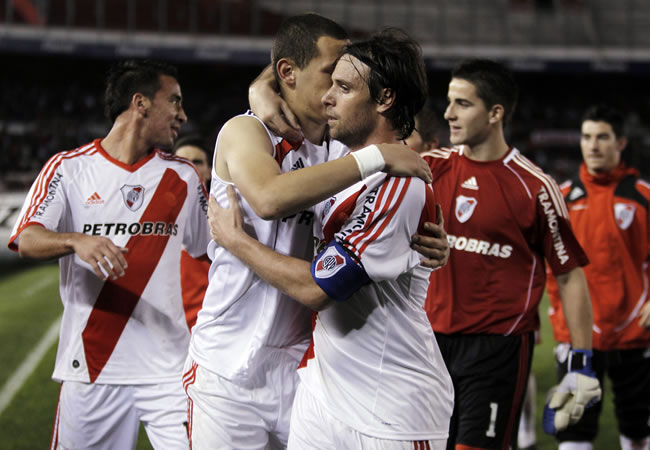 Los jugadores de River Plate celebran el triunfo sobre Chacarita Juniors. Foto: EFE