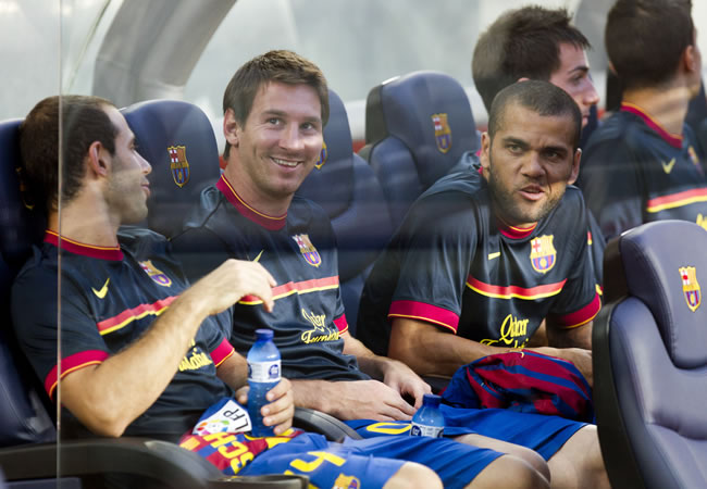 Los jugadores del FC Barcelona Leo Messi (2i), Javier Mascherano (i) y Daniel Alves (3i) durante la disputa del Trofeo Joan Gamper. Foto: EFE