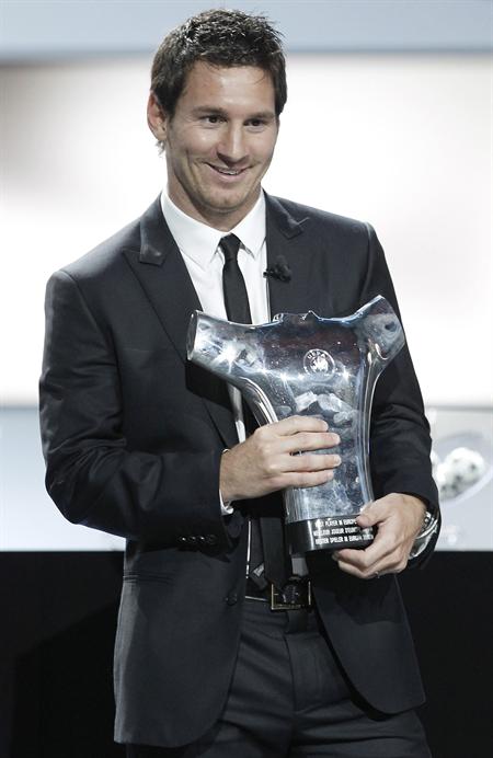 Leo Messi, del FC Barcelona, sostiene su trofeo tras resultar elegido "Mejor Jugador de la UEFA". Foto: EFE