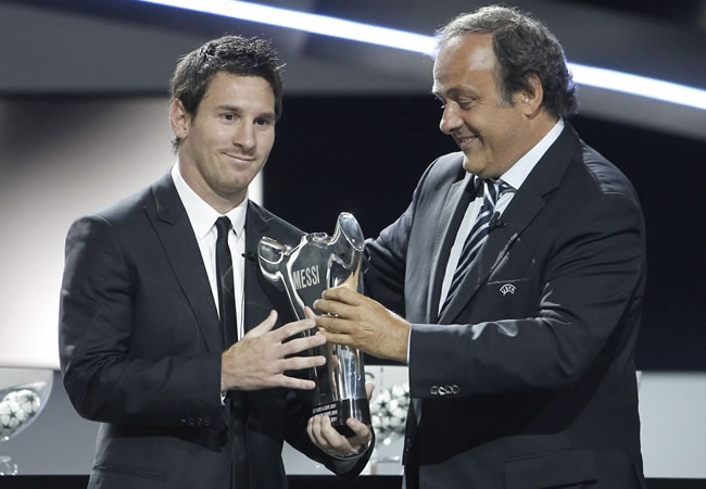 Leo Messi (i), recibe el trofeo de "Mejor Jugador de la UEFA en Europa" de manos del presidente de la UEFA, Michel Platini. Foto: EFE