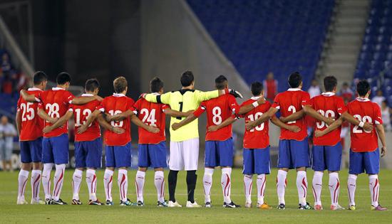 Los jugadores de la selección chilena se abrazan y guardan un minuto de silencio. Foto: EFE