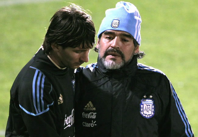 Leo Messi y Diego Maradona. Foto: EFE