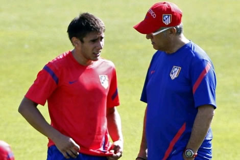 Eduardo Salvio junto al DT Gregorio Manzano (Atlético de Madrid). Foto: EFE
