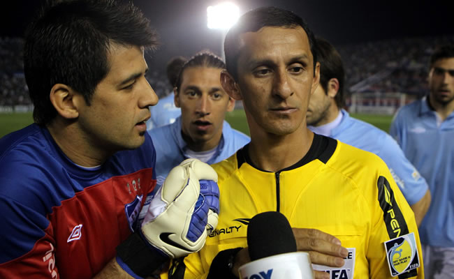 El partido por la Copa Sudamericana entre Universidad de Chile y Nacional de Uruguay fue suspendido. Foto: EFE
