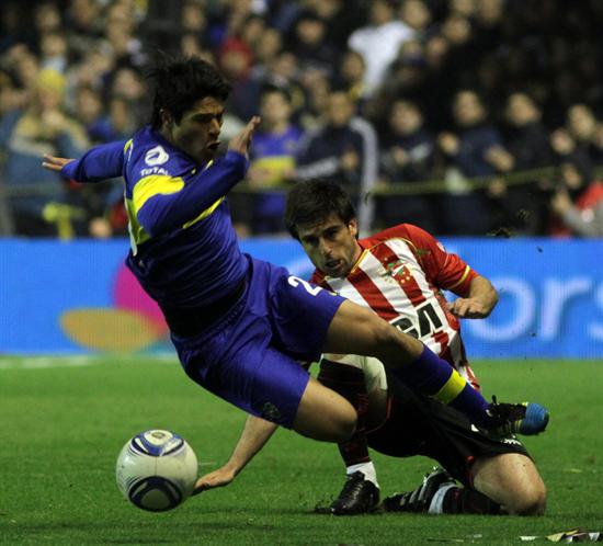 El jugador de Boca Juniors, Facundo Roncaglia (i) disputa el balón con Rodrigo Braña (d) de Estudiantes. Foto: EFE