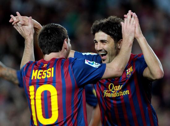 El delantero del FC Barcelona, David Villa (d), celebra con su compañero Lionel Messi. Foto: EFE