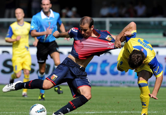 El atacante argentino del Génova, Rodrigo Palacio (i), durante el encuentro de la Serie A de la liga italiana de fútbol, ante el Chievo. Foto: EFE