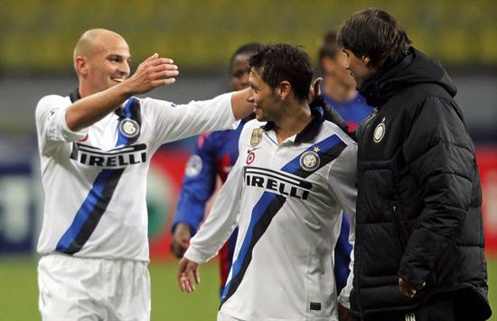 Los jugadores argentinos del Inter de Milán Esteban Cambiasso (i) y Mauro Zárate (c) frente al CSKA. Foto: EFE