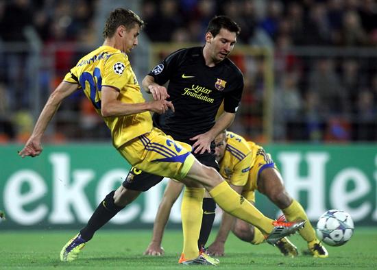 El delantero argentino del FC Barcelona, Lionel Messi (c), lucha por el balón con Edgar Olekhnovich (i) del FC BATE. Foto: EFE
