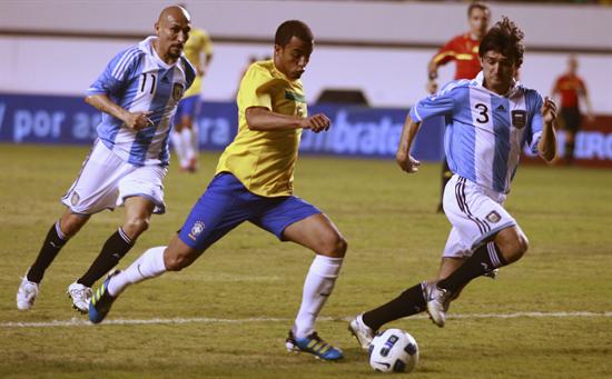 El jugador de la selección brasileña, Lucas (c), disputa el balón ante Emiliano Papa (d) de Argentina. Foto: EFE