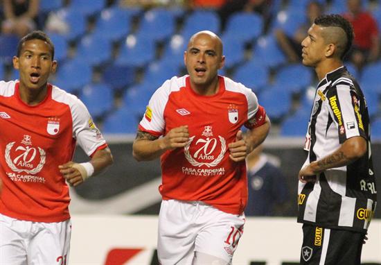 El argentino Omar Pérez de Independiente Santa Fe anota contra Botafogo. Foto: EFE