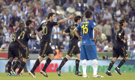Los jugadores del Real Madrid celebran el gol del delantero argentino Gonzalo Higuaín. Foto: EFE