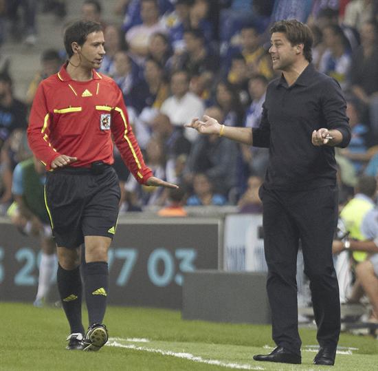 El cuarto árbitro pide calma al entrenador argentino del RCD Espanyol, Mauricio Pochettino. Foto: EFE